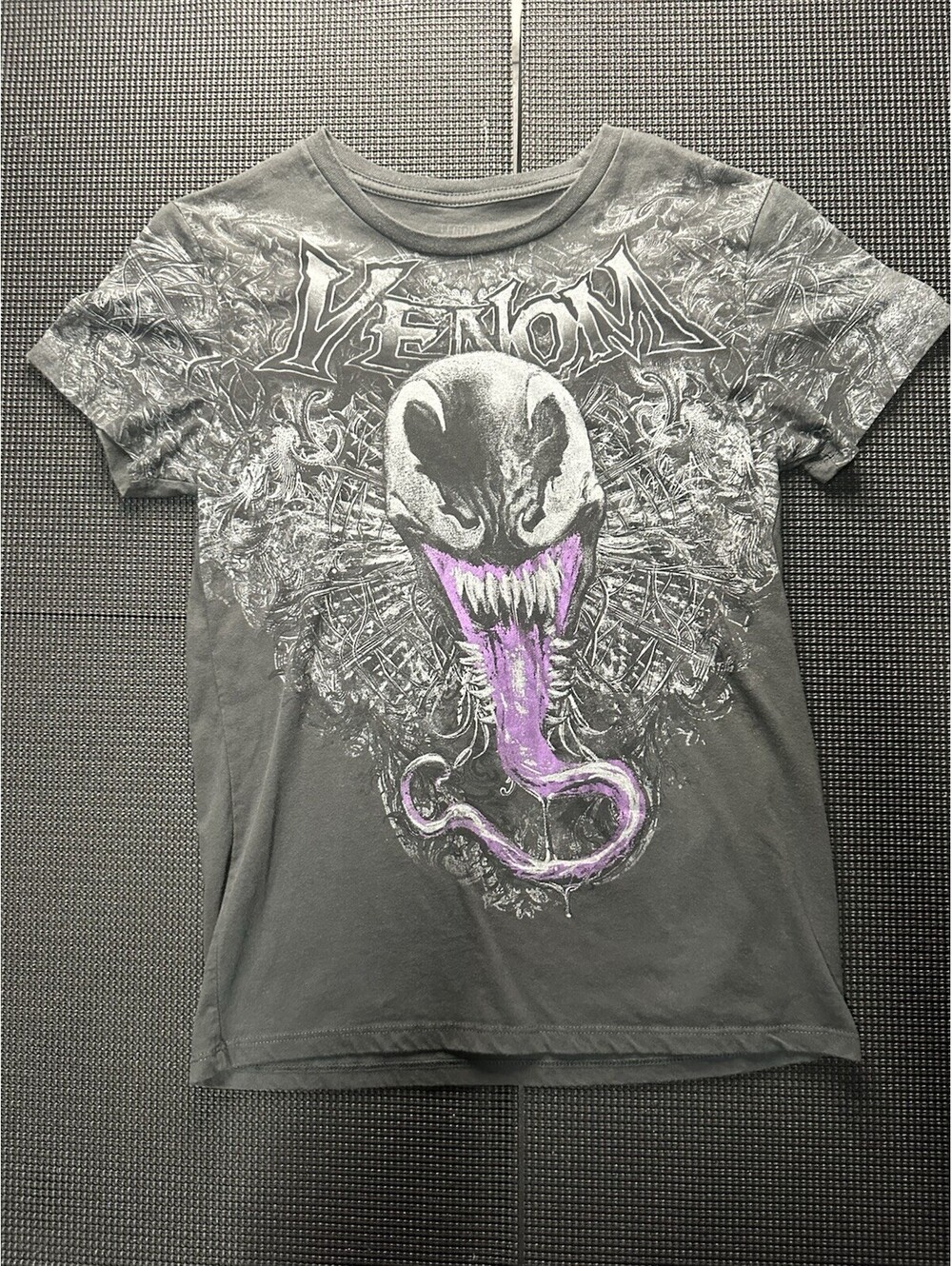 Marvel Venom Graphic T Shirt Gray Purple Goth Emo Y2K Adult M Sun Faded